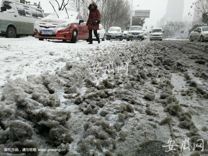 合肥市區(qū)道路積雪嚴(yán)重 下班高峰出行困難