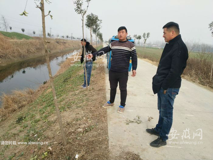 图一，贾石帅（中）在救人现场介绍情况；