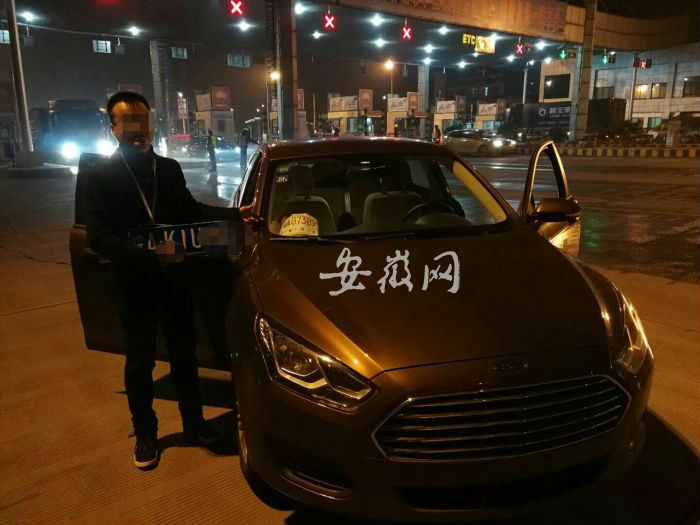 小伙有牌不挂求婚路上被查 铜陵交警暖心帮其叫代驾