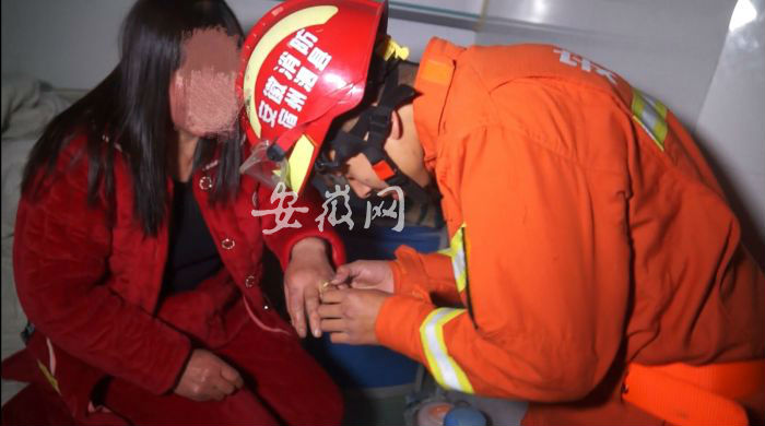孕妇产前手指浮肿 消防员用老虎钳等帮其取戒指