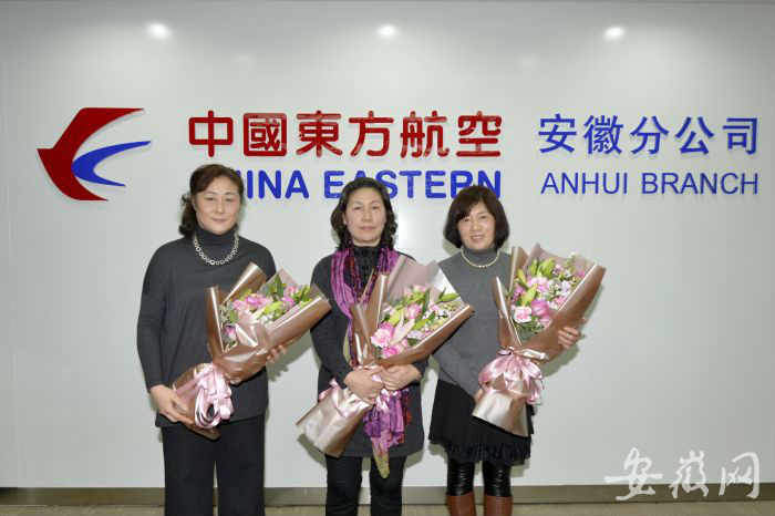 在东航安徽分公司举办的首批空姐退休座谈会上，客舱部员工代表为三位老同志献花，她们手捧鲜花合影留念。