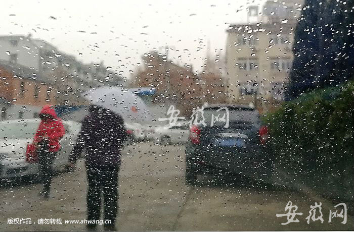 昨天傍晚，合肥下起小雨，氣溫也在逐漸下降。天氣預(yù)報顯示，今冬最強降雪今晚來臨。