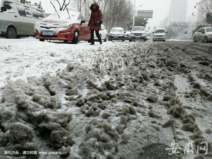 合肥市區(qū)道路積雪嚴(yán)重 下班高峰出行困難