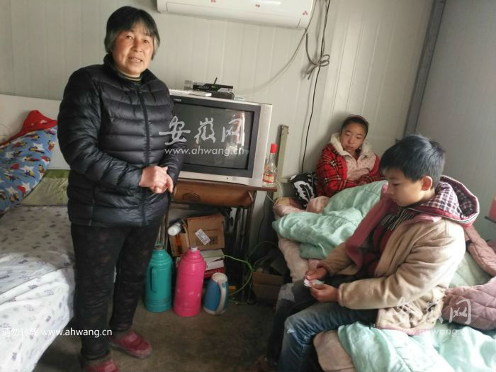 图三，两名被儿童和其奶奶。