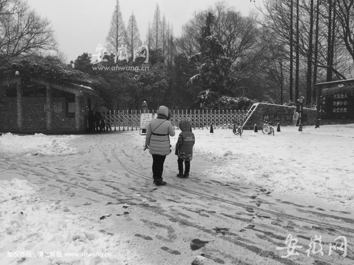 昨天上午，蕪湖赭山公園臨時封園，一些不知情的游客被擋在門外。