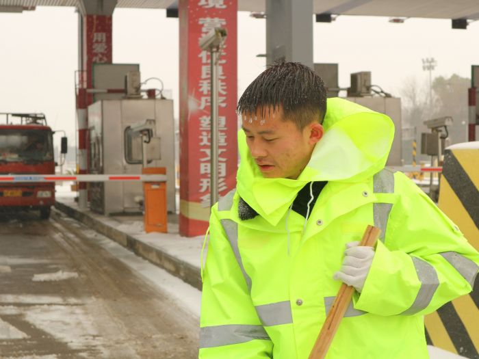 高速收費員冒嚴寒掃雪 冰凌掛發梢被贊“冰凌哥”