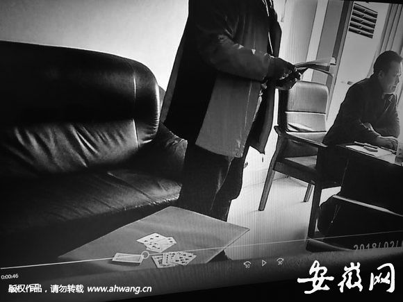 办公室茶几上放着扑克牌。