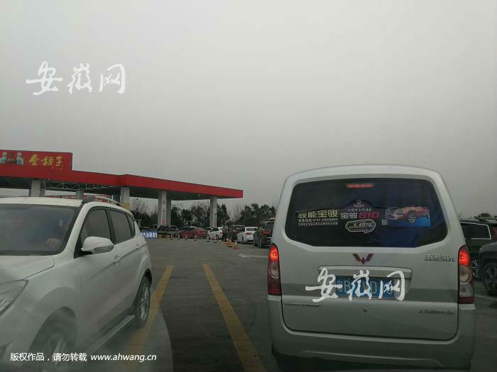 合淮阜高速迎來車流量高峰 龍門寺服務區停滿車輛