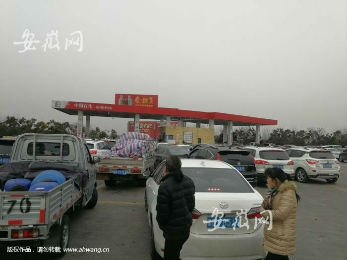 合淮阜高速迎來車流量高峰 龍門寺服務區停滿車輛