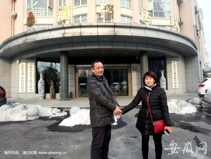 乘客誤轉(zhuǎn)萬元巨額車費 的哥拾金不昧及時歸還