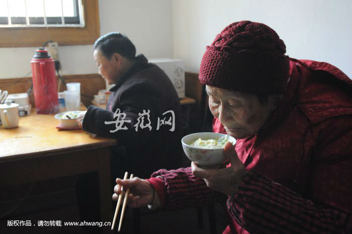 魯奶奶照顧生病的女兒，她們生活儉樸，希望新年能穿上棉襖。