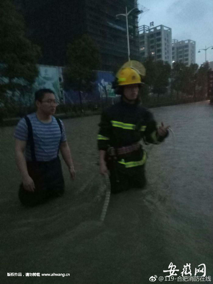 消防員在營救被困群眾
