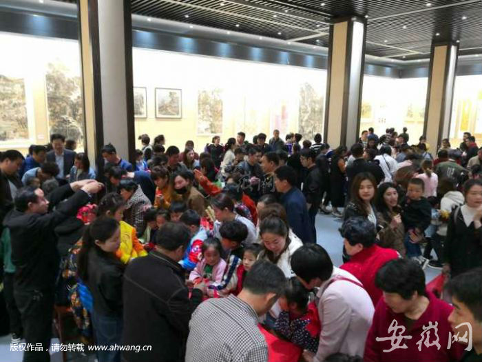 亳州博物馆欢乐奇妙夜 机器人提供讲解服务