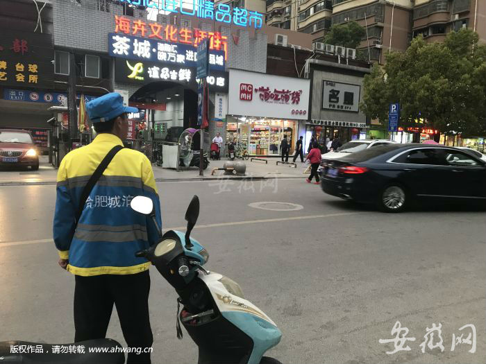 合肥蜀山區(qū)孔塘路一收費(fèi)員正在查看道路停車情況