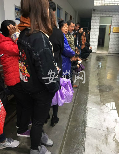 等待办理健康证的居民排起了长队。（市民供图）