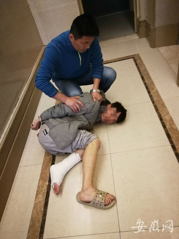 身著便衣的民警在租住房內抓獲嫌犯。