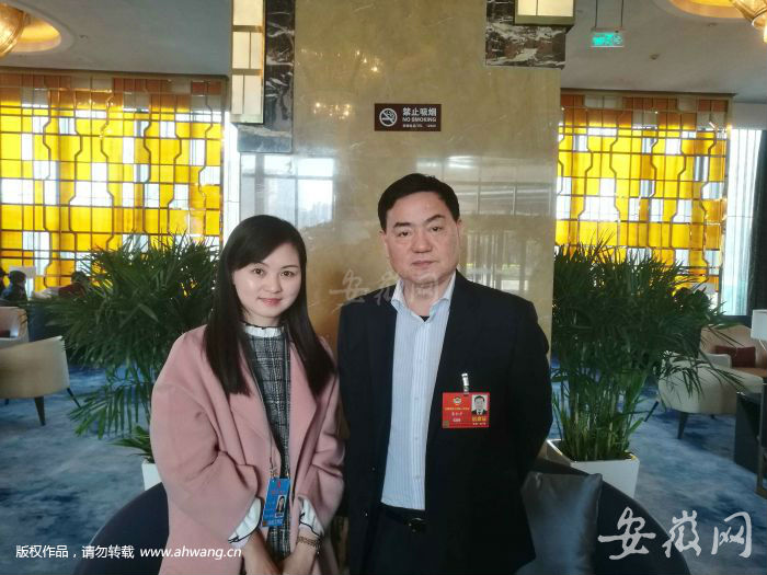 李和平（右）與本報記者合影。