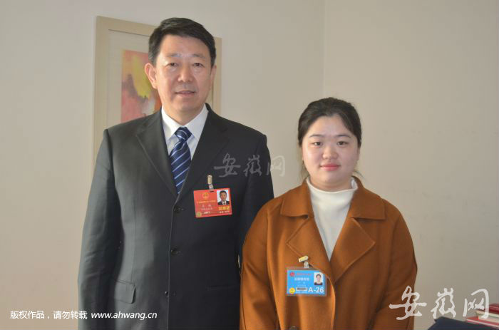 全国人大代表王诚与本报记者合影