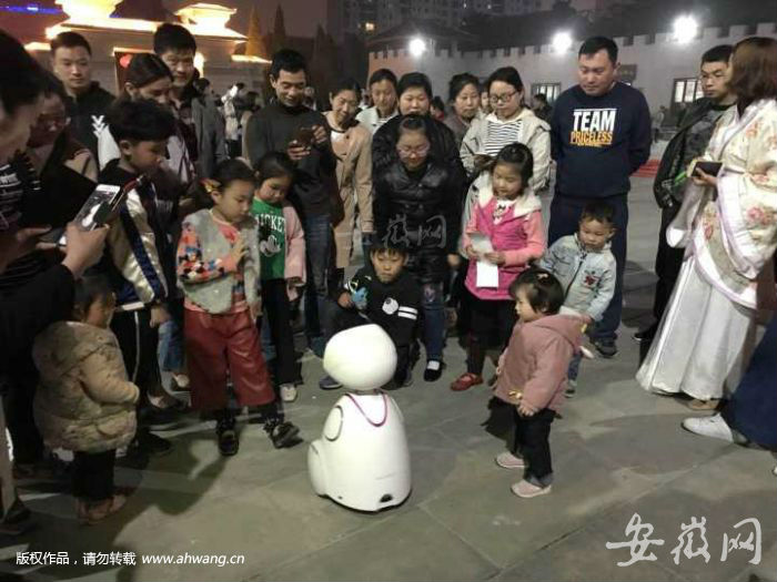 亳州博物馆欢乐奇妙夜 机器人提供讲解服务