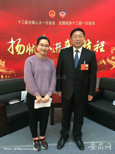 全國人大代表、宣城市市長張冬云和本報記者合影
