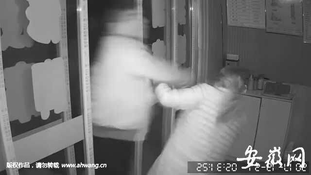 铜陵市一年轻男子酒后到足浴店找“小姐”遭拒后，该男子竟将足浴店女老板痛打了一顿。