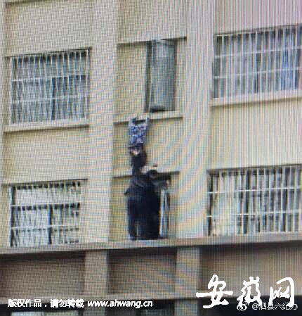 男童独自在家翻窗险坠楼  “托举哥”徒手救人