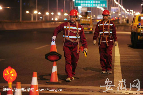 2，晚上10點多，路上車輛減少，工作人員對道路進行封閉施工。 (2)