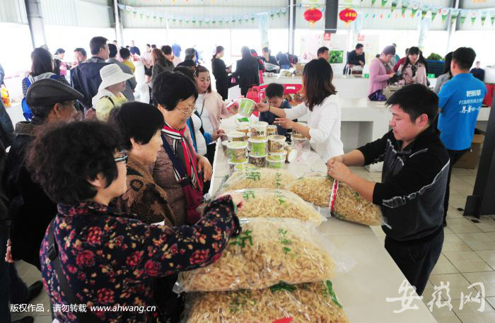 特色市集吸引很多游客。