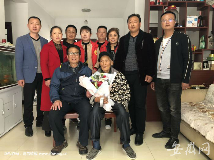 李洪义和袁化修与帮助父子俩相认的人合影。