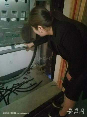 供电表箱下方散落着包裹入户线的黑色胶管。