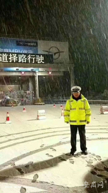 大雪中执勤中的马飞。
