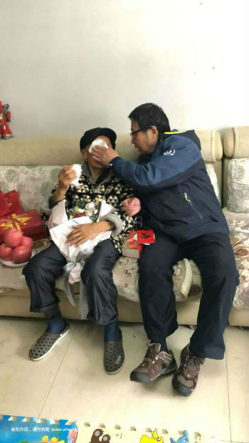 李洪义给父亲 袁化修擦泪水。