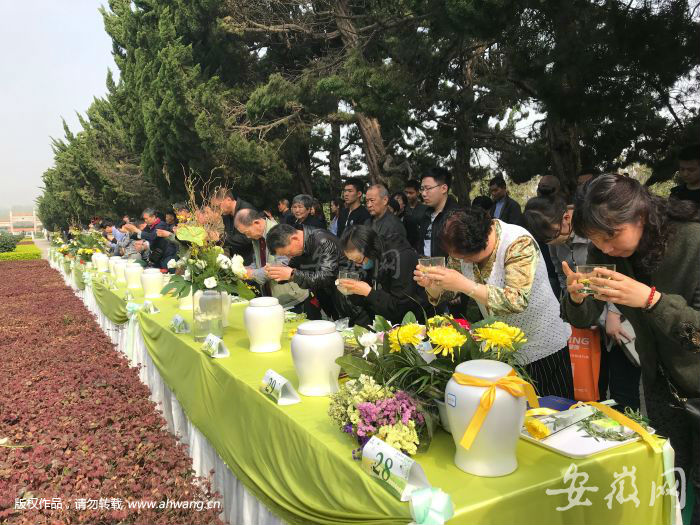 3月31日上午，眾多家屬在大蜀山文化陵園為逝者舉行追思和安葬儀式。