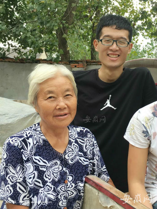 尹以凱感謝奶奶給了他第二次生命。