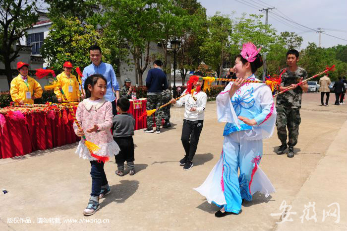 小朋友现场学习莲湘舞。