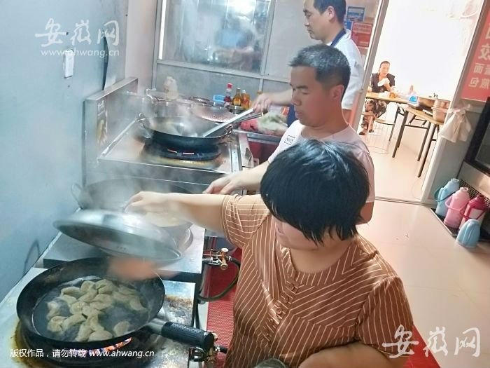 李杰夫妇当帮厨烧饭。