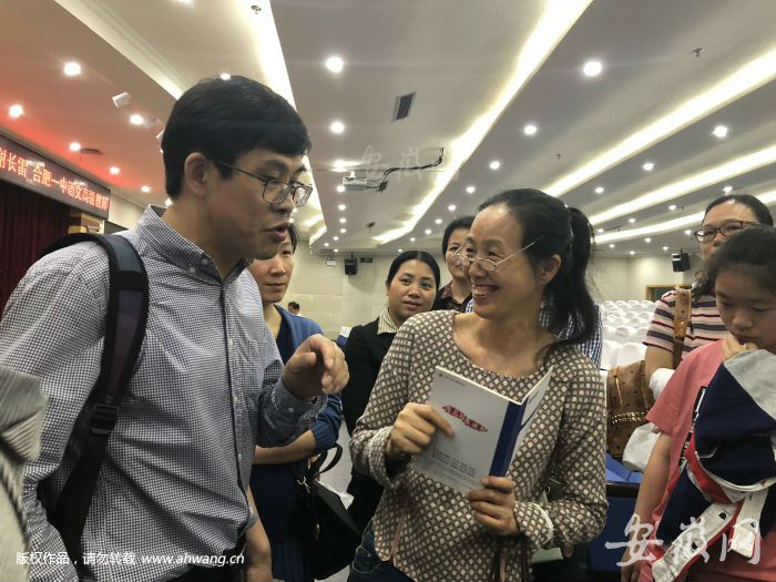 家長們圍著謝長雷老師討教。