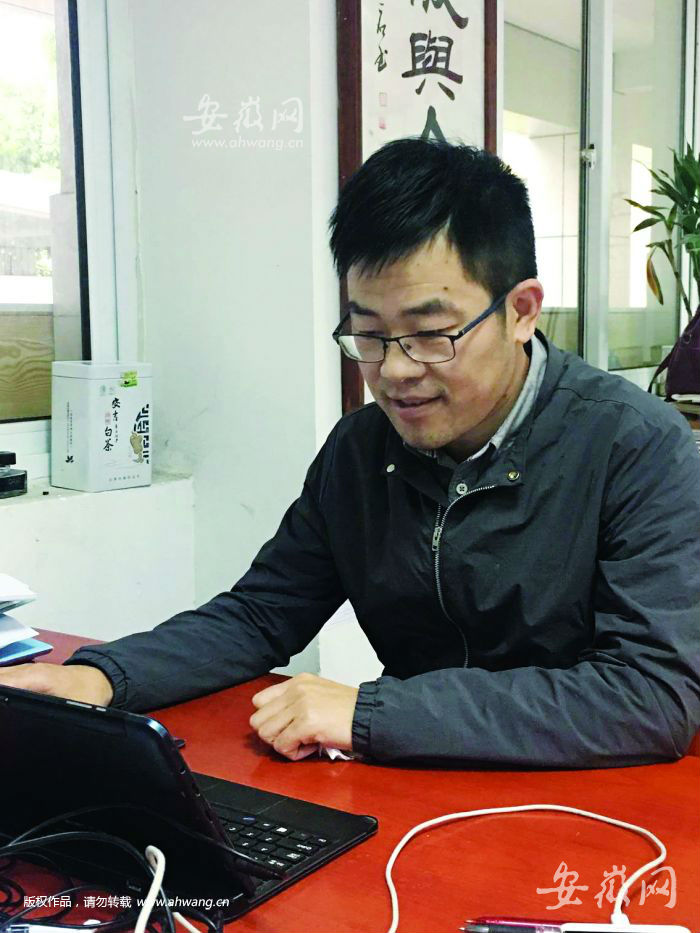 邵老師在講解地理備考要點。