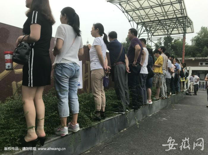 合肥168中考點考生進場 家長站臺階目送