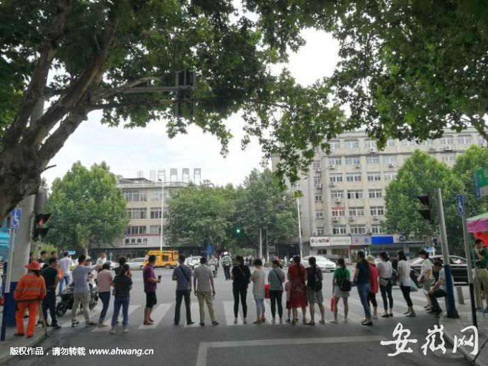 家長站成人墻封路