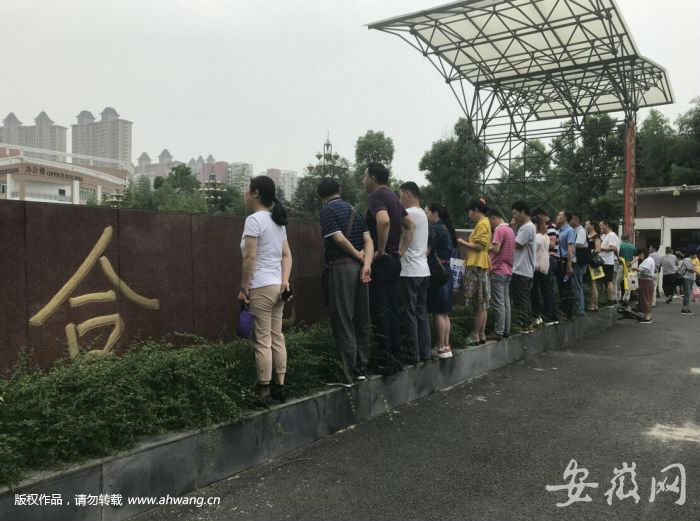 合肥168中考點考生進場 家長站臺階目送