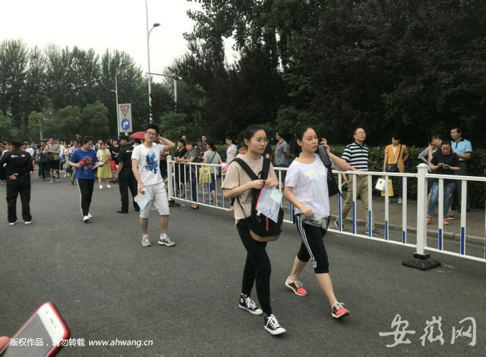 合肥168中考點考生進場 家長站臺階目送