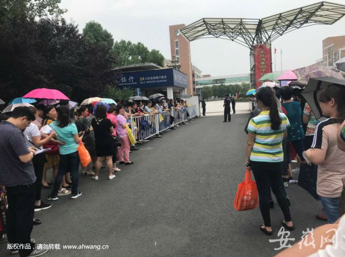 眾多家長考點前焦急等待