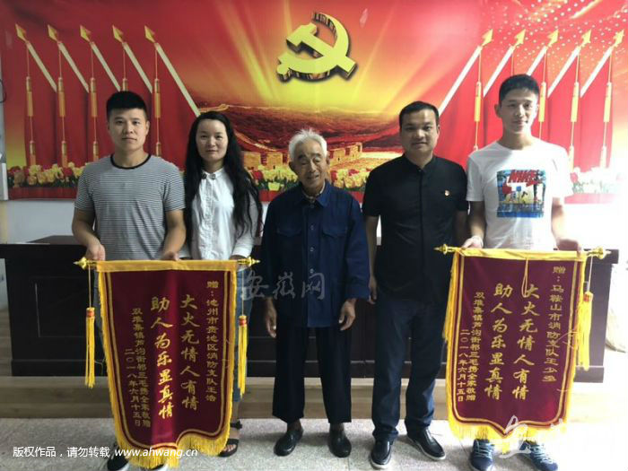 失火家庭与兄弟俩合影。