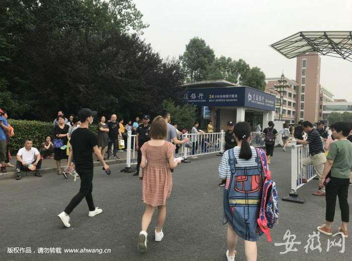 合肥168中考點考生進場 家長站臺階目送