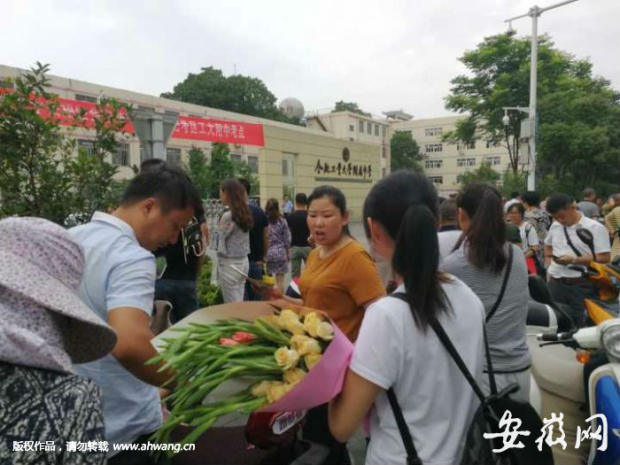 手捧鮮花王從啟
