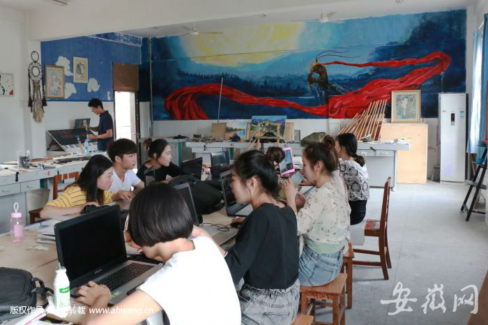 自籌環(huán)保材料 大學(xué)生改造個(gè)性教室