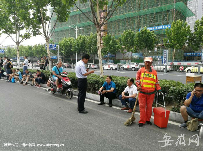 合工大附中考點(diǎn)14名環(huán)衛(wèi)工人保障整潔