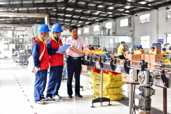 图为铜陵供电公司员工在安徽缘酒集团检查用电设备,做好节前服务(2)