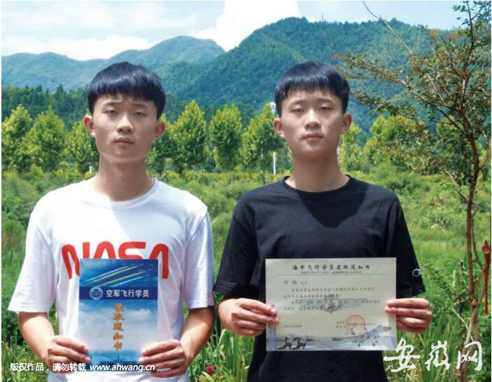 雙胞胎何想（左）和何暢（右）。